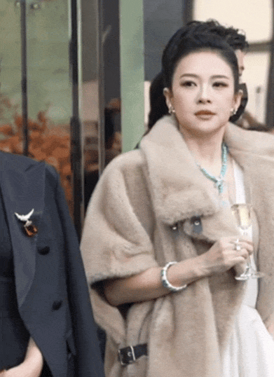 Chương Tử Di lườm nguýt Đường Yên nhưng khán giả lại ủng hộ cách làm của cô.