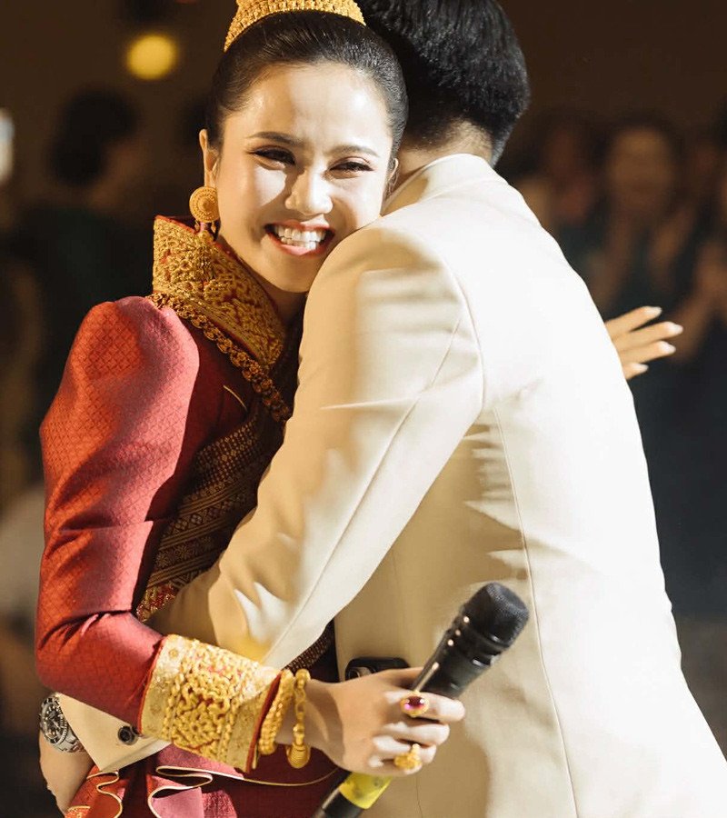 Nounnapha hạnh phúc trong khoảnh khắc hát tặng chú rể