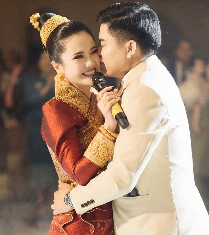 Nounnapha hạnh phúc trong khoảnh khắc hát tặng chú rể