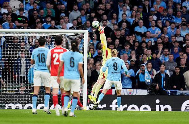 Man City tiếp tục ép sân ở đầu hiệp 2, và đến phút 60 Kepa đã mắc sai lầm với pha bắt bóng bổng không dính
