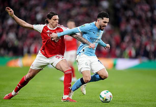 Cherki giúp Man City lên được bóng đều đặn dù gặp phải những cầu thủ Arsenal cao to theo kèm