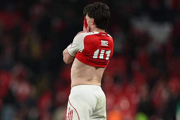 Nỗi buồn của Rice và các đồng đội. Rice vẫn phải chờ lần đầu đăng quang một danh hiệu cùng Arsenal