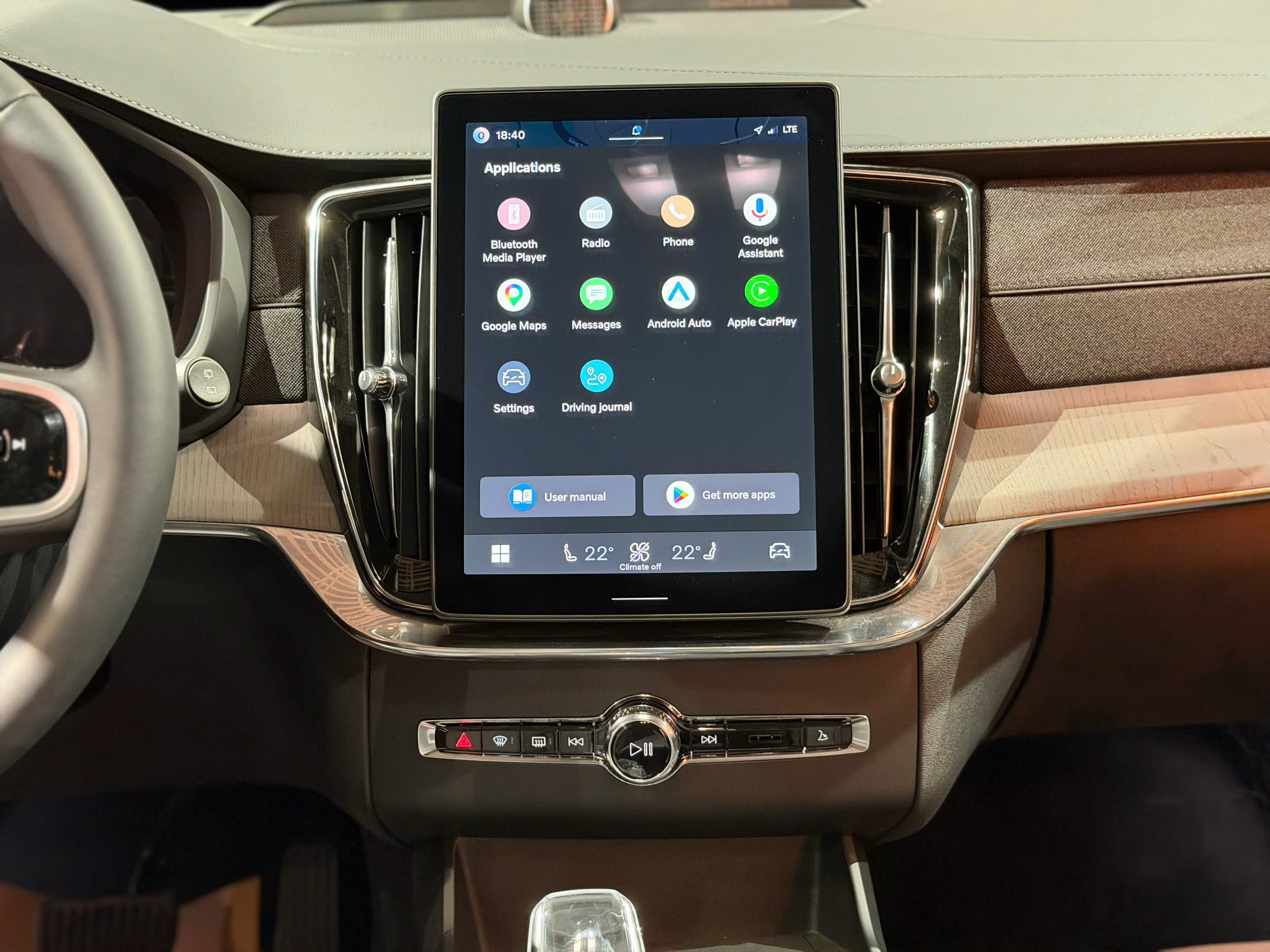 Màn hình giải trí hiển thị dạng dọc có kích thước 11,2 inch và độ phân giải cao.