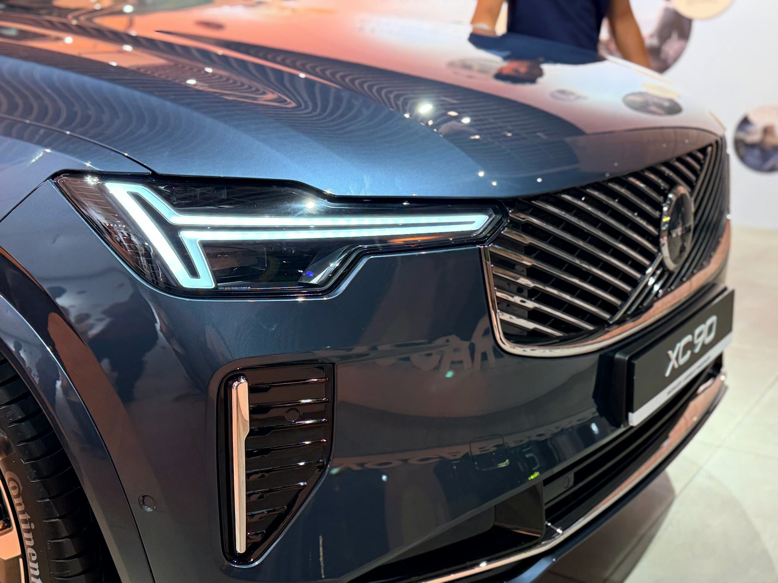 Cụm đèn LED “búa Thor” được làm mảnh hơn, kéo dài sát lưới tản nhiệt.