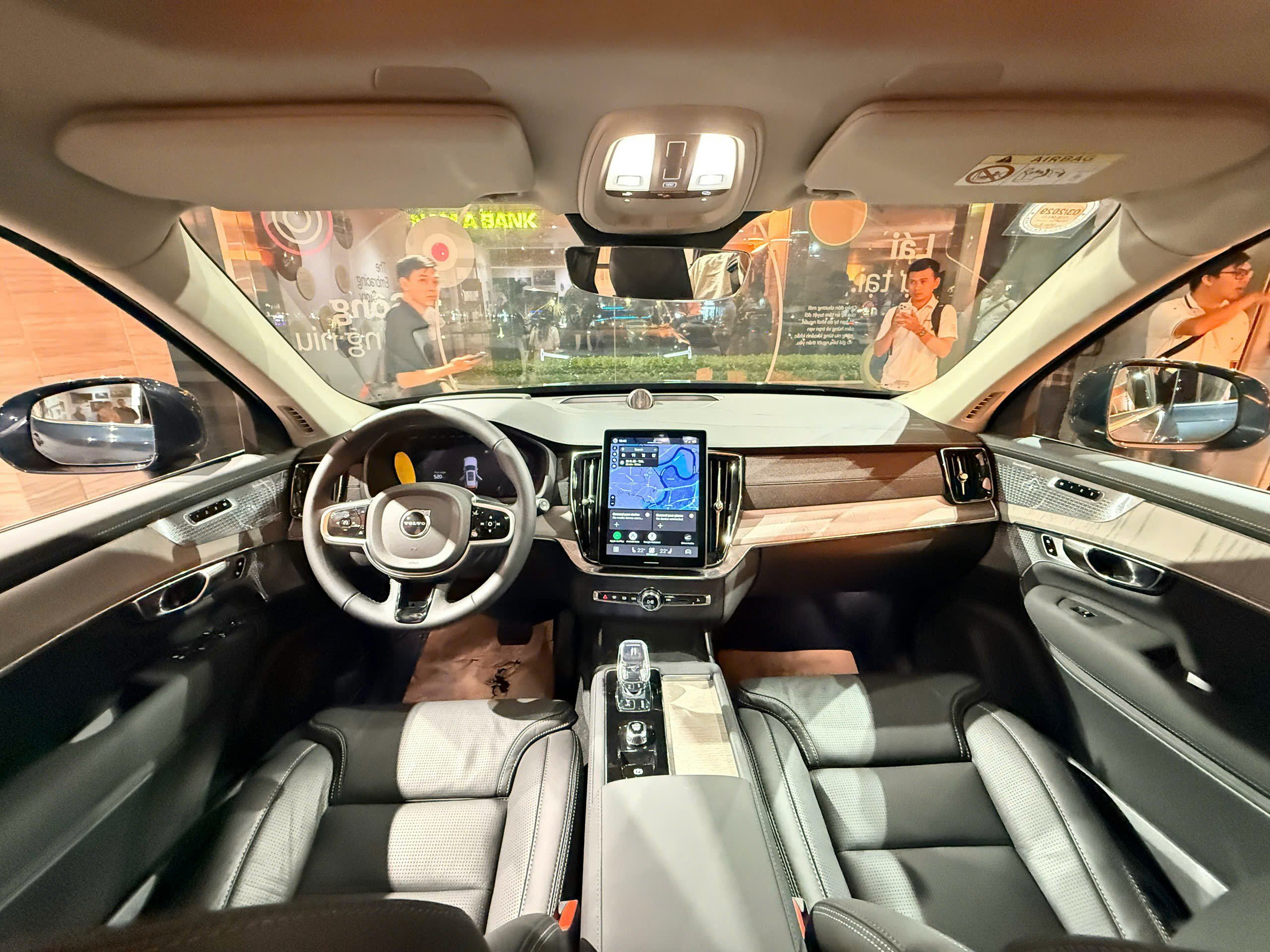 Không gian nội thất sang trọng và sự kết hợp tinh tế giữa các chất liệu cao cấp.&nbsp;