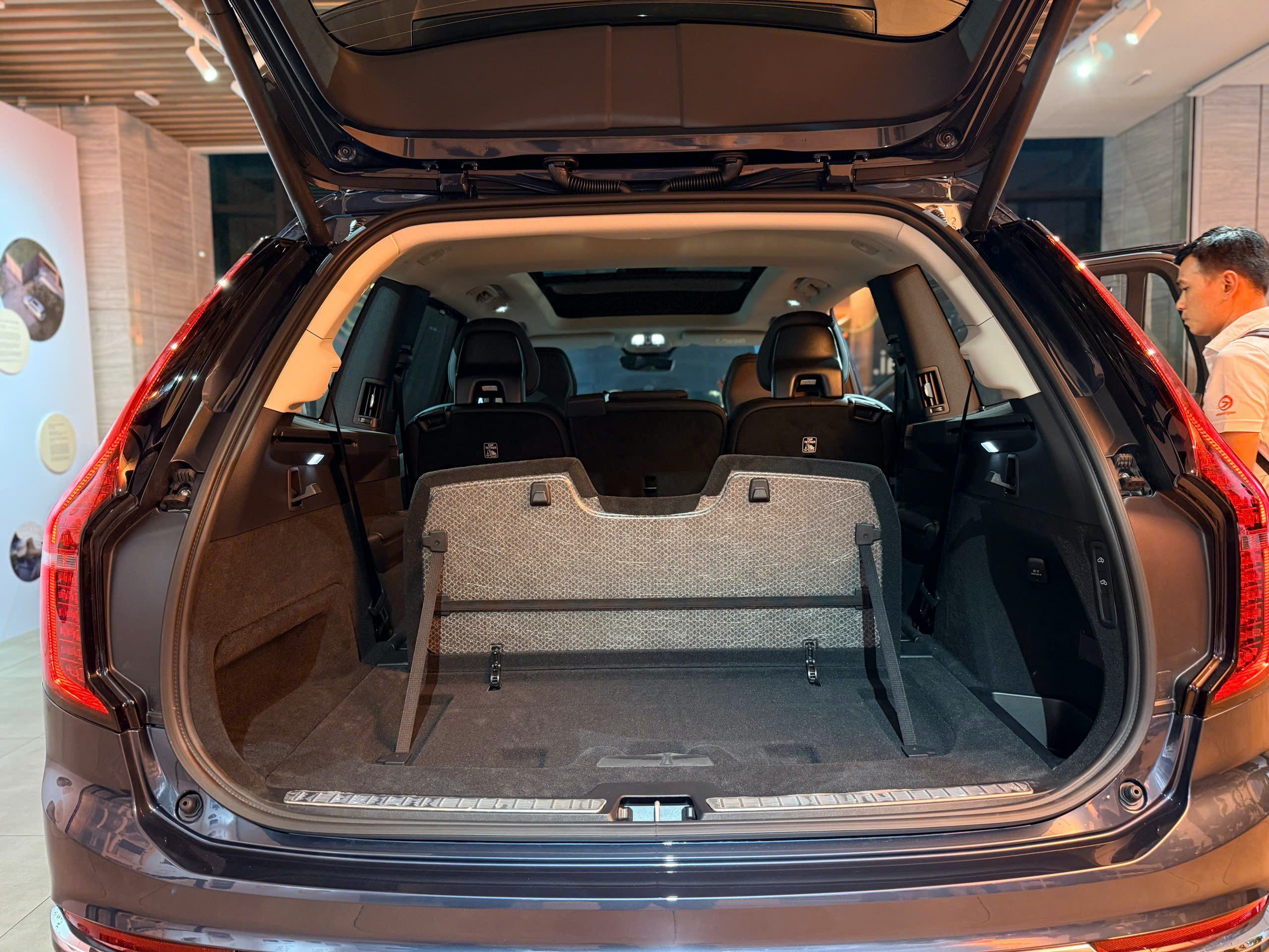 Khu vực hàng ghế thứ 3 được gập lại và có vách ngăn để cố định hành lý.&nbsp;