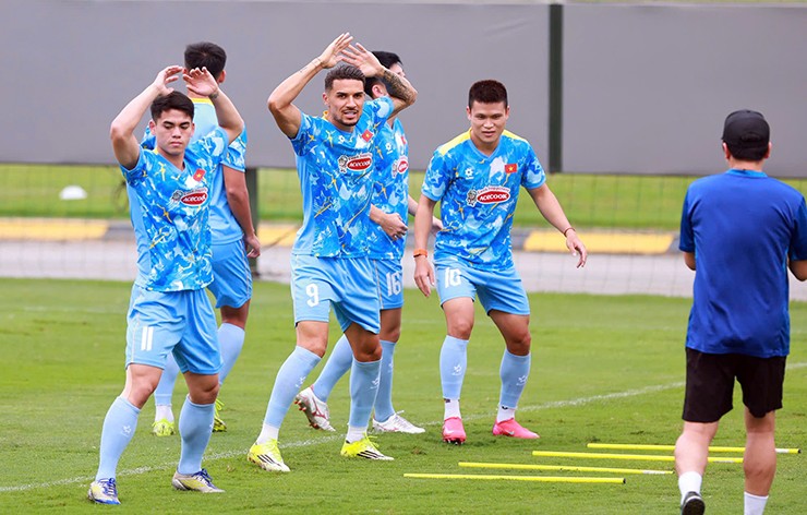 Khuất Văn Khang tích cực tập luyện cùng Hoàng Hên và đồng đội.