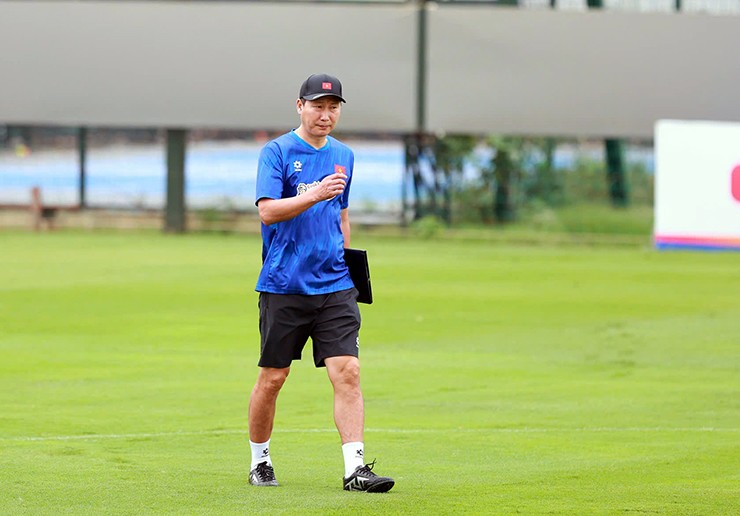 HLV Kim Sang Sik chưa thể có trong tay đầy đủ lực lượng để rèn chiến thuật.