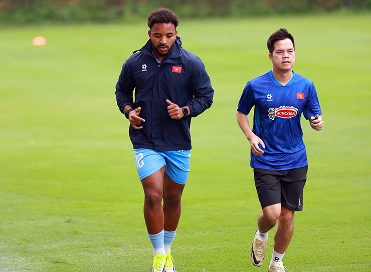 Xuân Son tập riêng cùng bác sĩ ĐT Việt Nam chiều ngày 23/3.&nbsp;