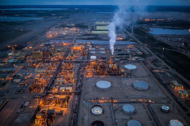 Ngành khai thác dầu cát ở Alberta mang lại lợi ích kinh tế khổng lồ nhưng cũng đặt ra thách thức lớn về môi trường và khí hậu, giữa khai thác năng lượng và cam kết giảm phát thải của Canada. Ảnh: National Geographic.