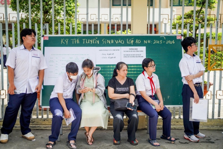 Nhiều phụ huynh chờ đợi con em làm bài thi vào lớp 10 năm học 2025-2026. Ảnh: Phạm Nguyễn