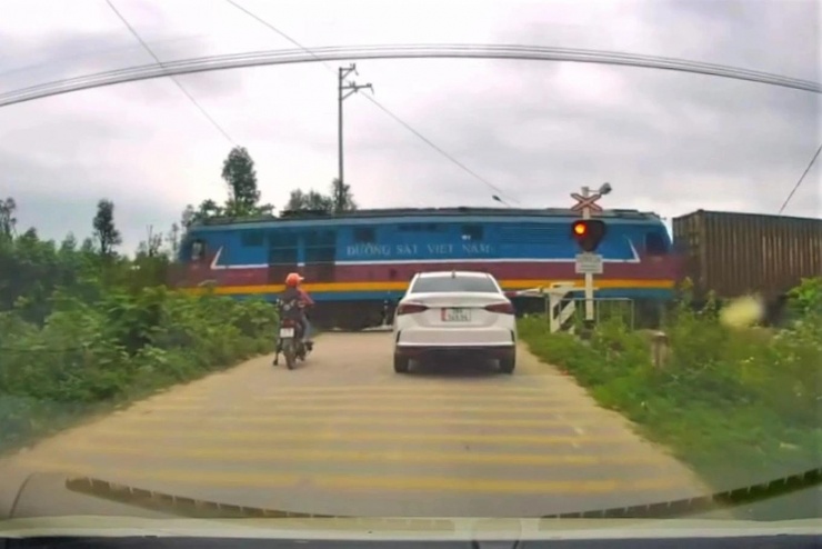 Khi hai nữ sinh vượt rào chắn, tàu hoả lao tới.