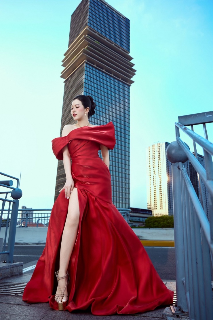 Mỗi lần cầm mic, người đẹp 30 tuổi đều đầu tư trang phục chỉn chu, không chỉ giúp bản thân ghi điểm mà còn phù hợp tính chất sự kiện.