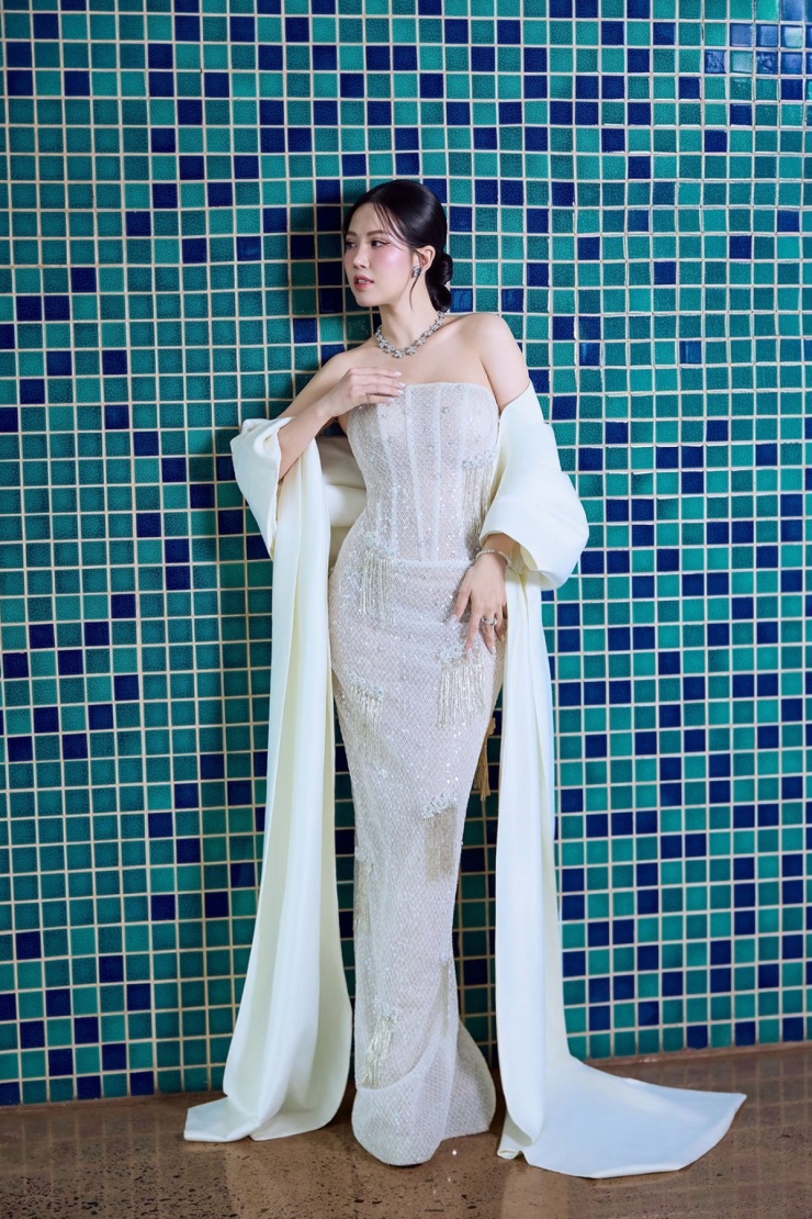 Nàng MC cho biết cô thích các mẫu đầm sexy chừng mực như hở vai, khoe lưng trần, xẻ cao hoặc cut-out, kết hợp trang sức sang trọng.