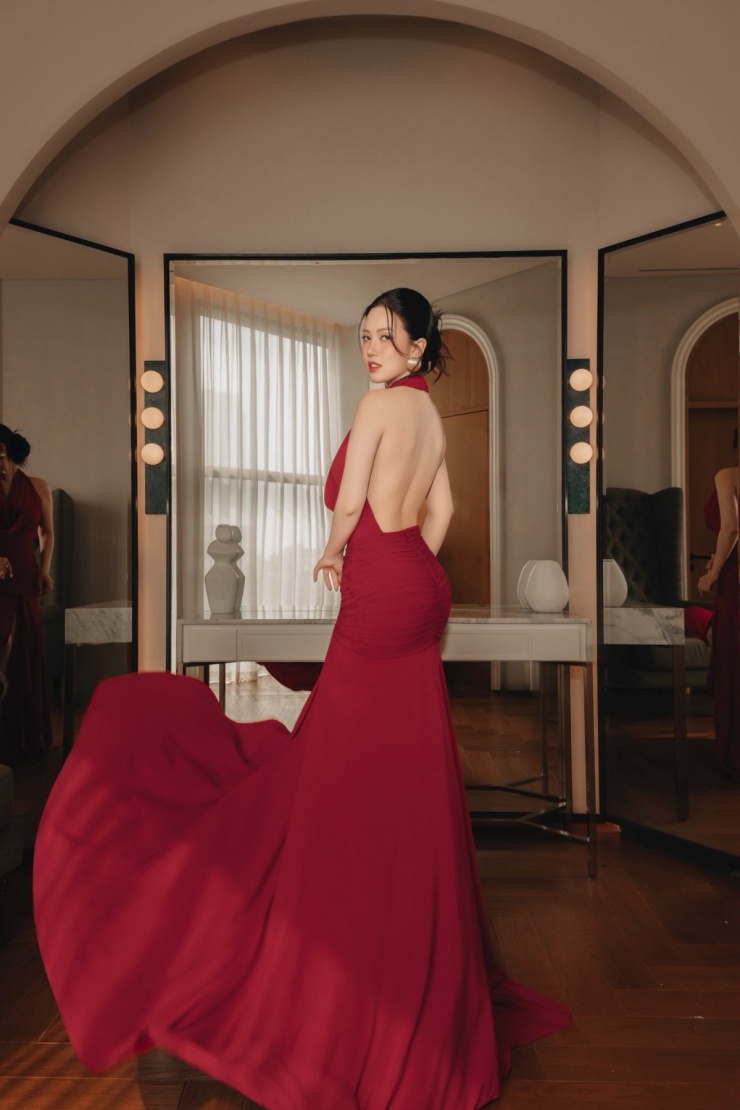 Để duy trì thân hình chữ S, cử nhân ngành Luật áp dụng chế độ ăn ít tinh bột, nhiều rau xanh, ngủ nghỉ khoa học và chăm tập gym, chú trọng bài tập bụng cũng như vòng ba.