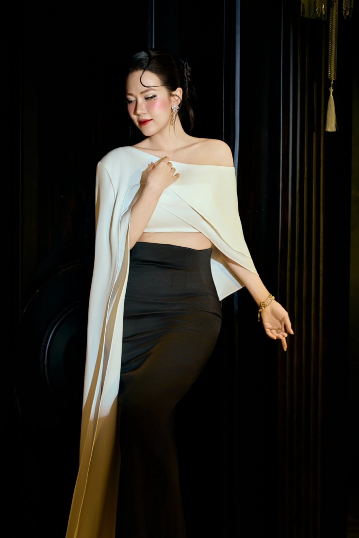 Tuy nhiên, Thu Hà không gò bó phong cách trong một số kiểu dáng nhất định. Cô chăm chỉ cập nhật xu hướng và thử nghiệm đủ thiết kế như bất đối xứng, dựng phom 3D độc đáo...