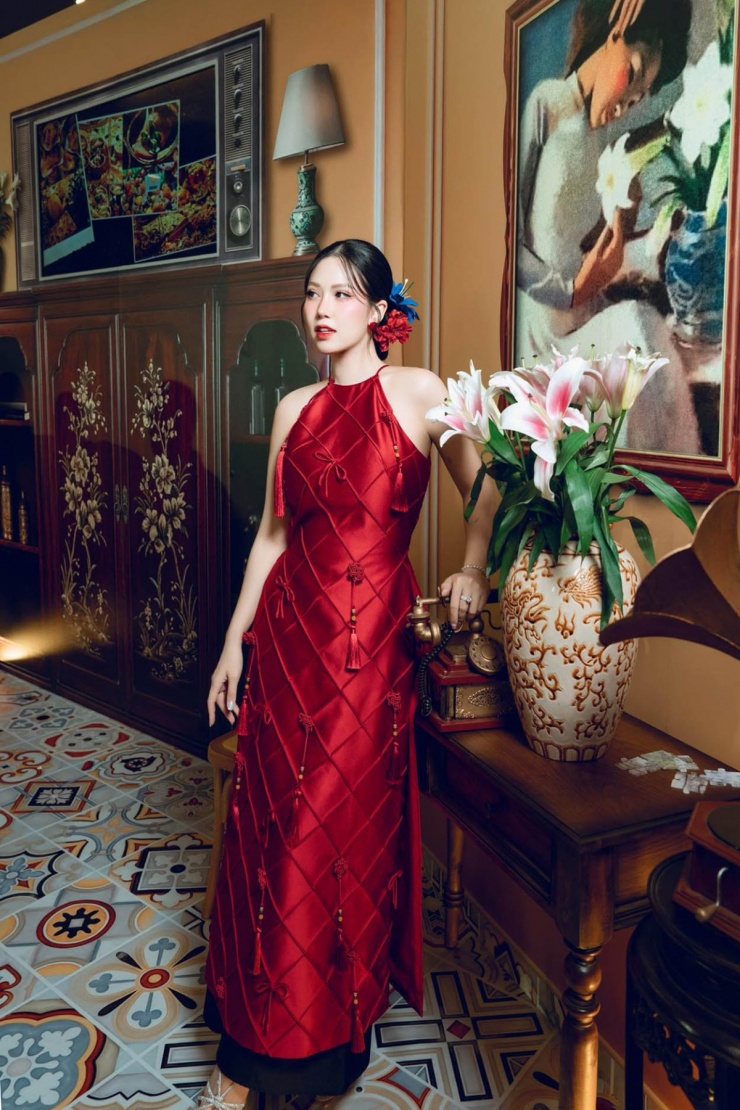 "Tôi tốt nghiệp ngành Luật và luôn ấp ủ nguyện vọng học cao hơn để trở thành giảng viên trong tương lai. Công việc MC cho tôi sự trải nghiệm và vị trí nhất định, nhưng tri thức mới là hành trang bền vững. Tôi chọn du học thạc sĩ Luật tại Pháp vì muốn trang bị cho mình nền tảng học thuật quốc tế, để sau này không chỉ dẫn chương trình mà còn có thể đứng trên bục giảng, truyền cảm hứng và kiến thức đến thế hệ trẻ", cô bày tỏ.