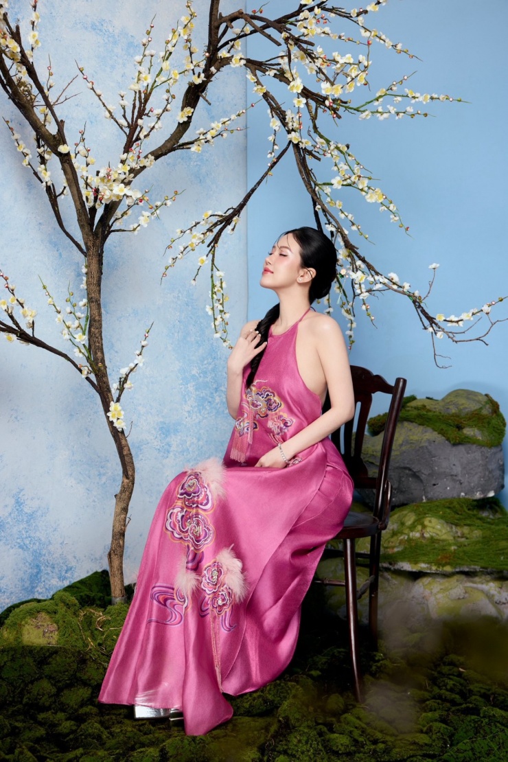 Nguyễn Thị Thu Hà sinh năm 1996, đoạt giải Én bạc 2023, hiện hoạt động với vai trò MC song ngữ. Cô có hai bằng cử nhân ngành Luật và Quản trị Kinh doanh tại Đại học Luật TP HCM. Người đẹp đang theo học thạc sĩ Luật tại Đại học Paris-Panthéon-Assas (Pháp).