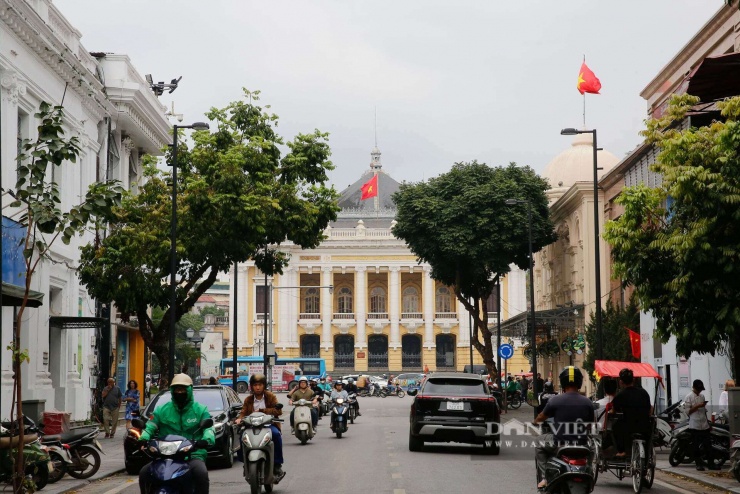 Tuyến đường này nằm sát vách các biểu tượng văn hóa - du lịch như phố đi bộ Hồ Gươm và Nhà hát Lớn Hà Nội, mang lại lưu lượng khách khổng lồ mỗi ngày.
