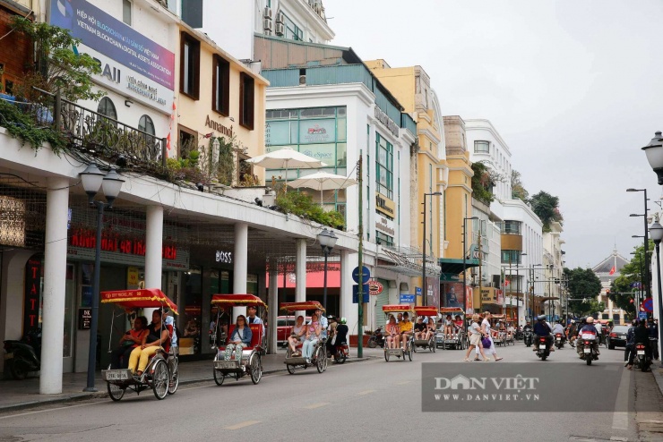 Không chỉ là tâm điểm mua sắm của giới thượng lưu Hà thành, dạo quanh phố Tràng Tiền bất kể ngày thường hay cuối tuần, người ta dễ dàng bắt gặp những đoàn khách du lịch quốc tế nườm nượp qua lại.&nbsp;