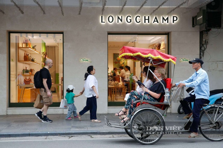 Chính lượng foot traffic (lưu lượng khách bộ hành) khổng lồ, ổn định và có khả năng chi trả cao từ tệp khách quốc tế là một trong những nguyên nhân cốt lõi khiến mặt bằng Tràng Tiền luôn duy trì được sức nóng.