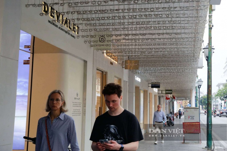 Dưới những vòm cây cổ thụ và dãy nhà mang đậm kiến trúc Pháp hào hoa, từng nhóm du khách Âu, Mỹ, hay Hàn Quốc, Nhật Bản dập dìu dạo bước. Họ rôm rả chụp hình check-in trước các cửa hàng flagship lộng lẫy của Louis Vuitton, Dior, Rolex... tạo nên một bức tranh giao thoa văn hóa đầy màu sắc.