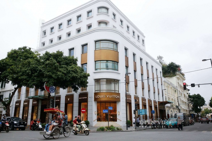 Theo báo cáo Main Streets Across the World 2025 do Cushman &amp; Wakefield vừa công bố, xét riêng tại khu vực châu Á - Thái Bình Dương, phố Tràng Tiền chễm chệ ở vị trí thứ 18 những con phố có giá thuê mặt bằng bán lẻ đắt đỏ nhất.