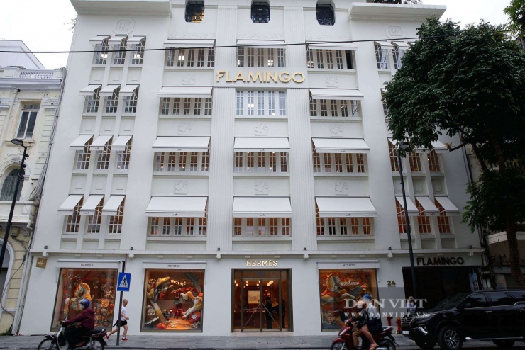 Cụ thể, mức giá thuê bình quân tại đây đạt khoảng 3.360 USD/m2/năm (tương đương hơn 88,1 triệu đồng/m2/năm). Mức giá này dù đã ghi nhận mức giảm nhẹ khoảng 7% so với cùng kỳ năm 2024, nhưng vẫn là con số "khủng" khẳng định sức nóng chưa bao giờ hạ nhiệt của khu vực lõi trung tâm.