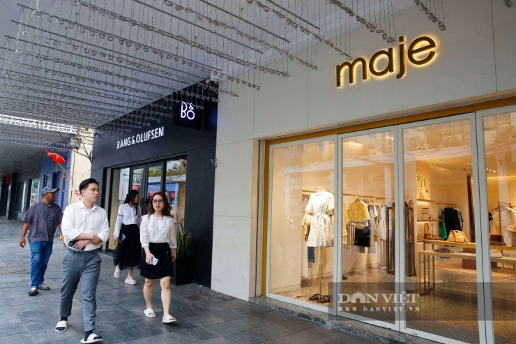 Hiện tại, để sở hữu một vị trí kinh doanh trên phố Tràng Tiền, khách thuê phải bỏ ra mức chi phí khổng lồ, dao động từ 180 đến 600 triệu đồng/tháng, tùy thuộc vào vị trí mặt tiền và diện tích sử dụng. Tuy nhiên, với những giá trị vô hình về định vị thương hiệu mà con phố này mang lại, các "đại gia" bán lẻ vẫn sẵn sàng rút hầu bao để giành lấy một vị trí đắc địa tại đây.