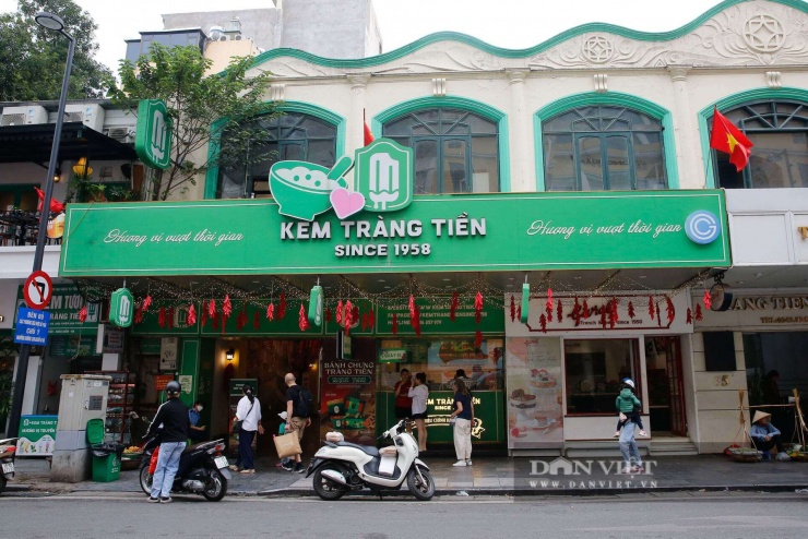 Đáng chú ý, nhiều du khách cũng rất thích thú khi đến đây chỉ để thưởng thức một cây kem Tràng Tiền trứ danh - một nét văn hóa ẩm thực đường phố bình dị, làm nên nét chấm phá độc đáo ngay giữa "thánh địa" hàng hiệu xa xỉ.