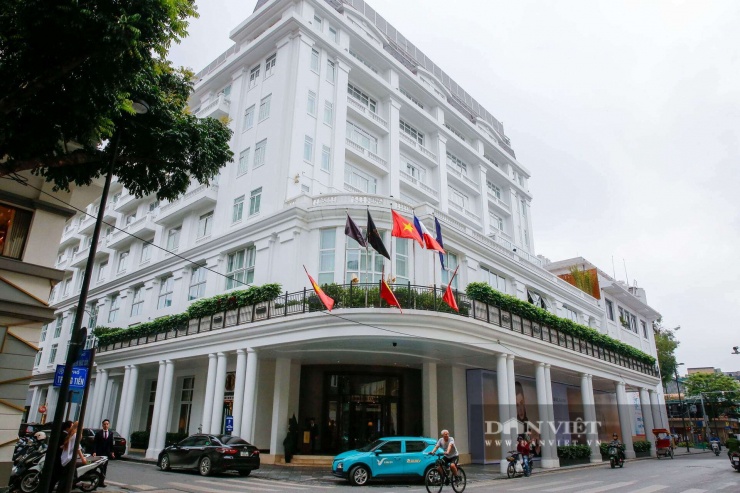 Đây cũng là nơi gần nhiều khách sạn 5 sao nổi tiếng nhất Hà Nội như:&nbsp;Hotel de l'Opera Hanoi,&nbsp;Capella,&nbsp;Hilton Hà Nội Opera,&nbsp;Sofitel Legend Metropole Hanoi...