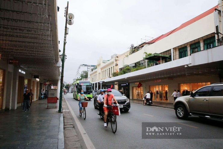 Các chuyên gia bán lẻ phân tích, những ông lớn hàng hiệu đặt cửa hàng tại đây không chỉ nhắm tới doanh thu trực tiếp, mà còn coi đây là những "billboard quảng cáo sống" đắt giá nhất. Việc hiện diện uy nghi trên con phố biểu tượng, đón hàng triệu lượt khách quốc tế sải bước qua mỗi năm chính là cách các thương hiệu này phô diễn đẳng cấp và củng cố vị thế toàn cầu của mình. Do đó, dù giá thuê có đắt đỏ đến mấy, phố Tràng Tiền vẫn là "sân chơi" mà các nhãn hàng khao khát chen chân vào.