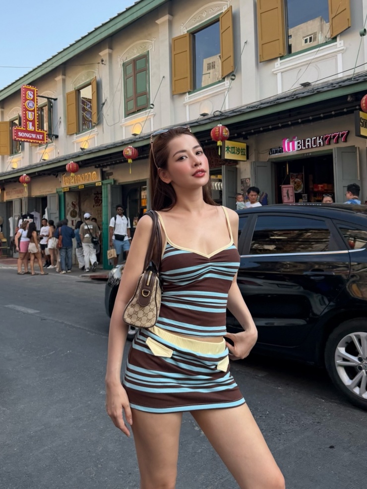 Hôm 22/3, Chi Pu chia sẻ loạt ảnh du lịch Bangkok, thu hút hơn 9.000 lượt yêu thích. Trang phục của cô thể hiện đa phong cách. Áo hai dây kèm chân váy mini đậm chất thập niên 1990, trong khi họa tiết kẻ sọc tông xanh, nâu gợi nhớ phong cách Old Money. Cô phối bộ đồ cùng túi Gucci và bốt cao cổ màu nâu. Theo Vogue, kẻ ngang là một trong những xu hướng hot của Xuân Hè năm nay, còn Old Money có sức hút bền bỉ từ năm 2022 đến nay.
