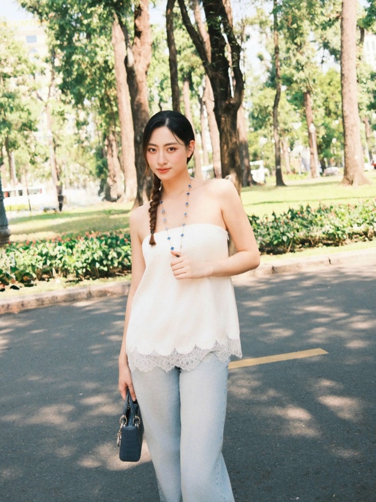 Hoa hậu Lương Thùy Linh theo đuổi mốt áo ngủ đắp ren đang hot. Cô kết hợp quần jeans, túi Dior và dây chuyền cỏ bốn lá.