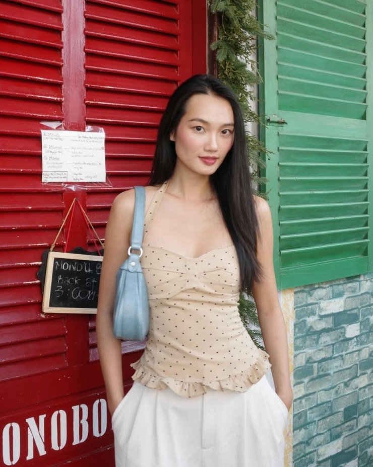 Phong cách dạo phố xuân của Á hậu Quỳnh Anh với mốt chấm bi, phối quần ống rộng.