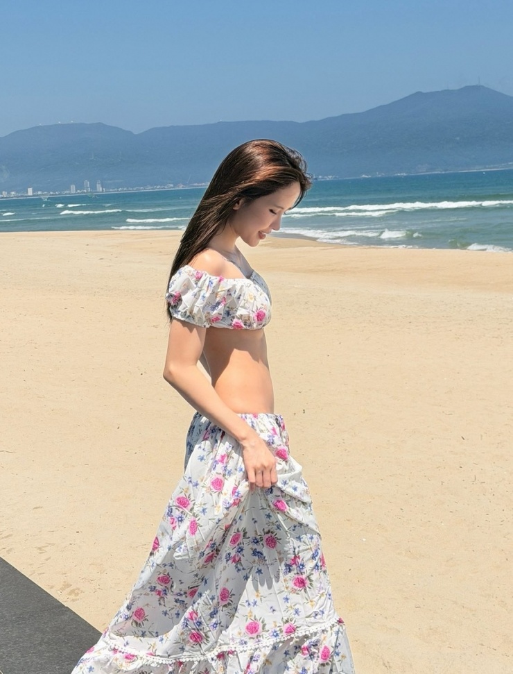 Ca sĩ Thiều Bảo Trâm táo bạo với mốt áo nửa gang tay - thiết kế từng được Lisa và nhiều "tín đồ" lăng xê năm 2024.