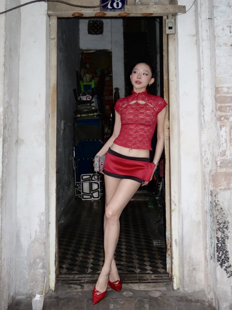 Tóc Tiên là fan trung thành của mốt váy siêu ngắn. Kiểu dáng xuất hiện tràn ngập trên sàn diễn thế giới năm 2022, chỉ vừa đủ che nội y, được Miu Miu, Gucci đẩy mạnh.