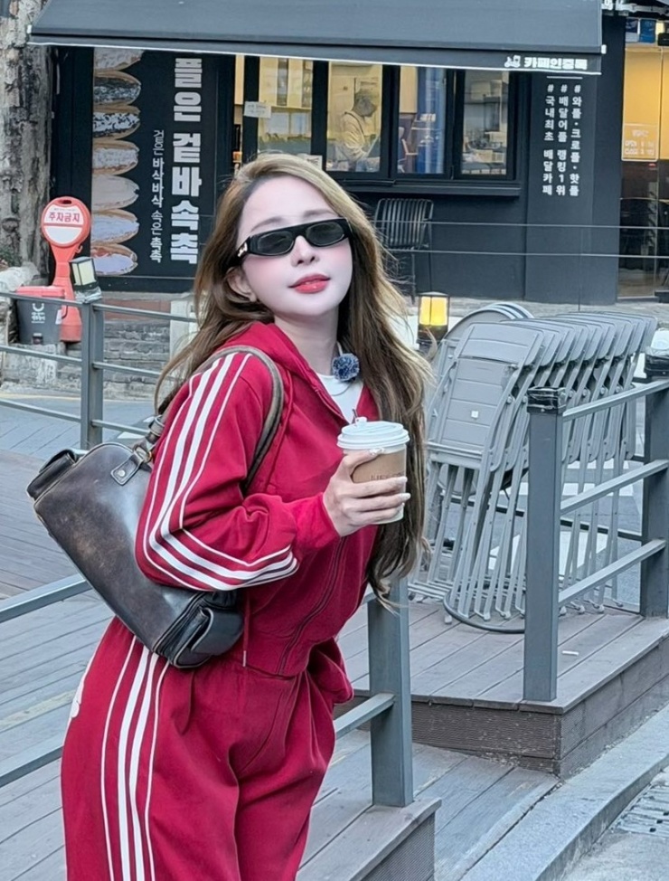 Diễn viên Quỳnh Nga diện tracksuit từng thịnh hành ở thập niên 2000.