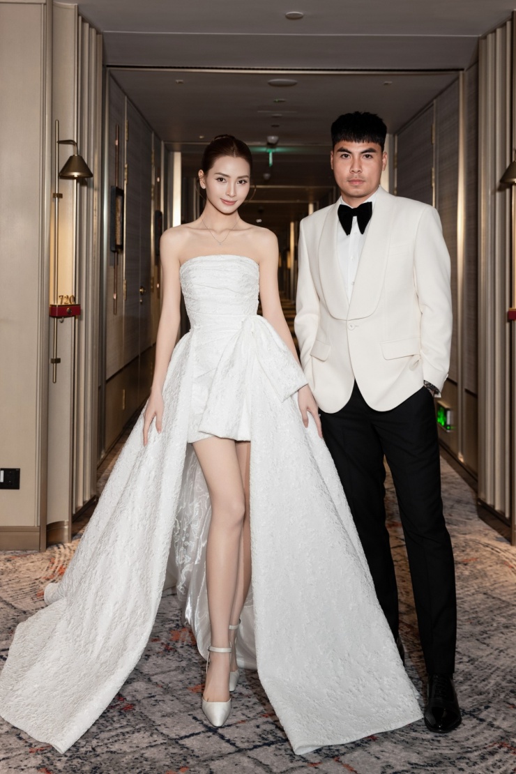 Anh mong muốn những thiết kế thanh lịch, không phô trương, tôn được vẻ nam tính. Trong hôn lễ, cầu thủ thay hai bộ suit được may đo riêng độc bản.