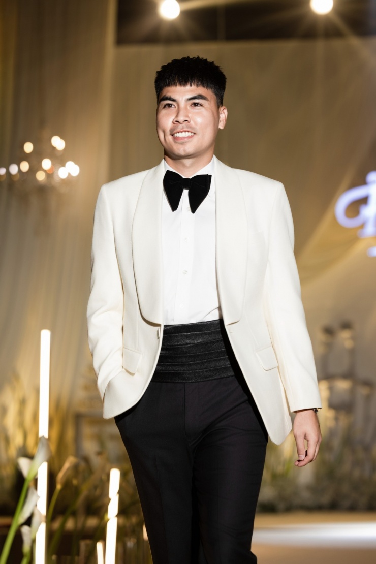 Theo NTK, suit trắng luôn đòi hỏi sự chuẩn xác trong phom dáng, từng đường kim mũi chỉ, đòi hỏi người thợ phải thực hiện thủ công hoàn toàn.