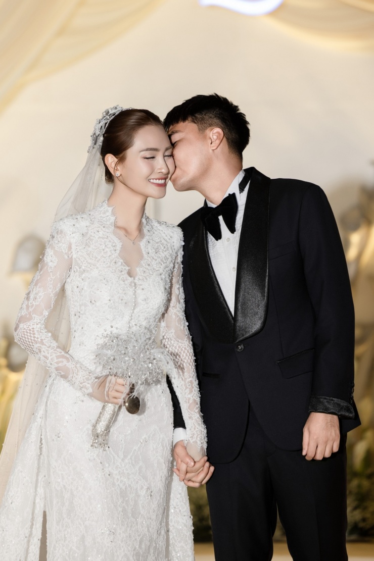 Đức Huy nói anh không quá cầu kỳ trong diện mạo, vì muốn trở thành một mảnh ghép mạnh mẽ, thầm lặng giúp tôn nét yêu kiều của bạn đời trong đám cưới. Cầu thủ chú trọng phần thùa khuyết chỉn chu, chi tiết thêu tên riêng kín đáo cùng tỷ lệ chuẩn xác, phù hợp với người mặc.