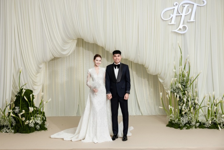 Khi nắm tay cô dâu lên lễ đường, Đức Huy thay suit tông Dark Navy, từ chất liệu vải của T.Ingeniator, mang vẻ trưởng thành, lịch thiệp. Thiết kế cũng mất một tháng để hoàn thiện các công đoạn thủ công.