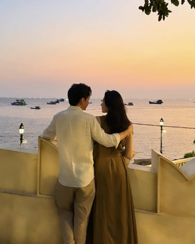 Ảnh sao 24/3: Đặng Thu Thảo cùng chồng ngắm hoàng hôn trên biển - 1