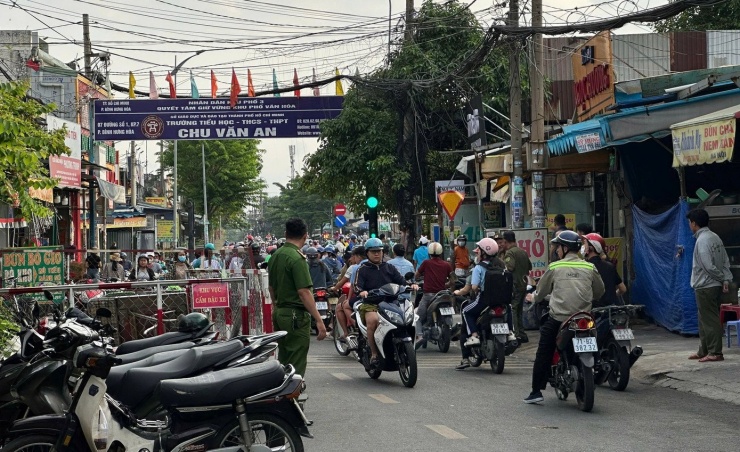 Lực lượng chức năng phong tỏa hiện trường vụ cháy.