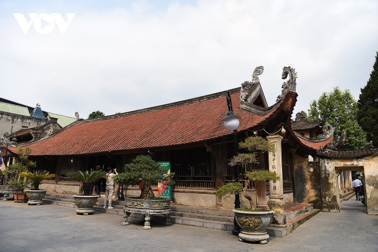 Tương truyền, vào đời Lê Hy Tông (1967), người dân nơi đây đã dựng miếu để thờ phụng Vua Hùng đời thứ 18, hướng về núi Nghĩa Lĩnh, nơi đóng đô của các Vua Hùng.