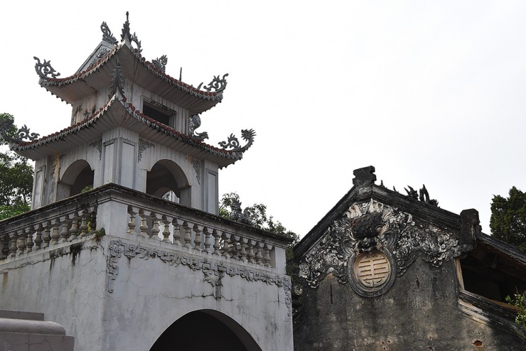 Làng cổ Hùng Lô cách Đền Hùng chỉ khoảng 10km. Di tích gồm: ngôi miếu cổ, tòa Đại đình, Long đình, lầu Chuông, lầu Trống, bệ thờ Thần nông, nhà Văn chỉ...