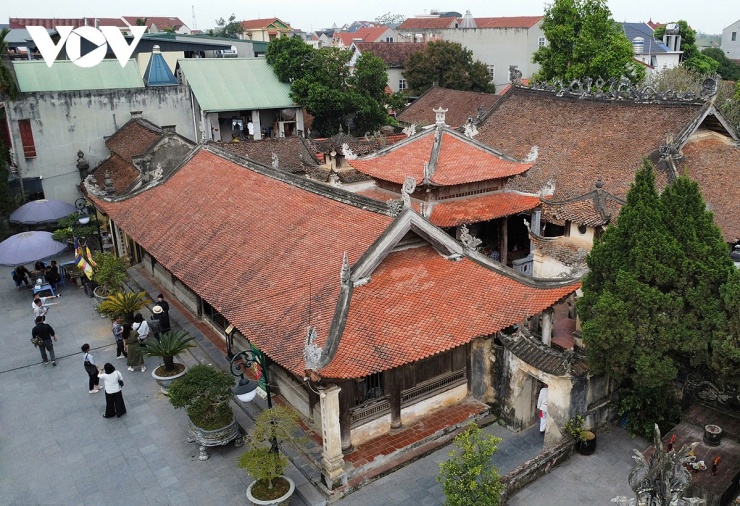 Đình cổ Hùng Lô là quần thể di tích lịch sử văn hóa được xây trên dải đất rộng, gồm nhiều hạng mục, tất cả đều được xây dựng bằng những loại gỗ quý hiếm như đinh, lim, sến, táu.&nbsp;