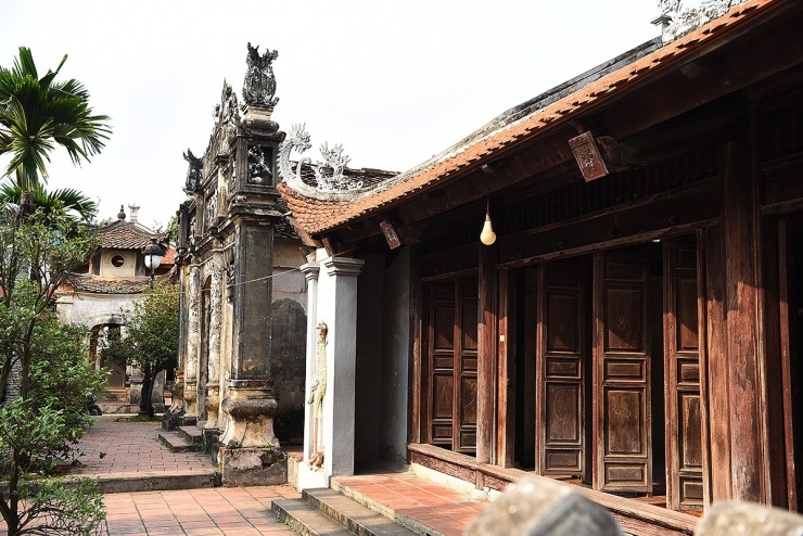 Hai bên đình là nhà thờ Phật và bệ thờ Thần Nông. Không gian sân và xung quanh đình được bài trí thoáng rộng với hòn non bộ, cây si, cây đa rủ bóng.