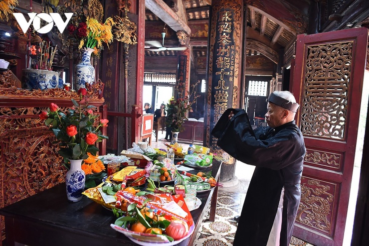 Nơi đây cũng còn&nbsp;lưu giữ được hệ thống các đồ thờ tự phục vụ cho nghi lễ thờ cúng đầy đủ nhất; đặc biệt là hệ thống câu đối cổ rất phong phú với 43 câu đối ca ngợi cảnh trí quê hương và công đức vua Hùng.