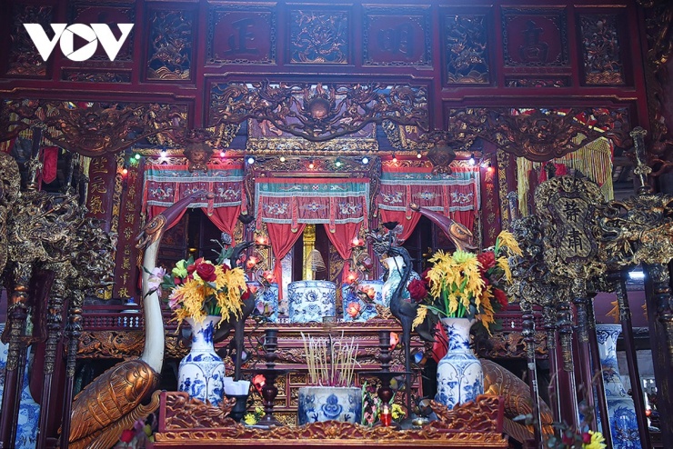 Phần lớn những đồ thờ cổ đều có niên đại trên 300 năm, tiêu biểu là 5 cỗ kiệu sơn son thiếp vàng.